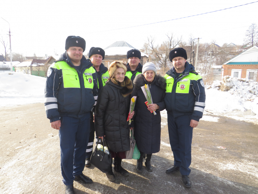 Акцию "Цветы для автоледи" провели сотрудники ГИБДД в Базарном Карабулаке