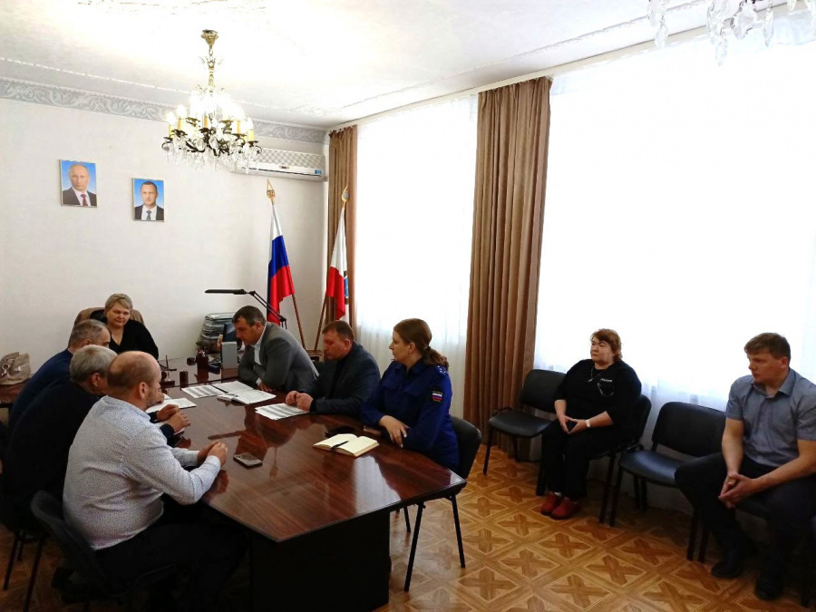 Глава района Наталья Трошина провела рабочее совещание по вопросу технического обслуживания и ремонта внутридомового газового оборудования в многоквартирных жилых домах