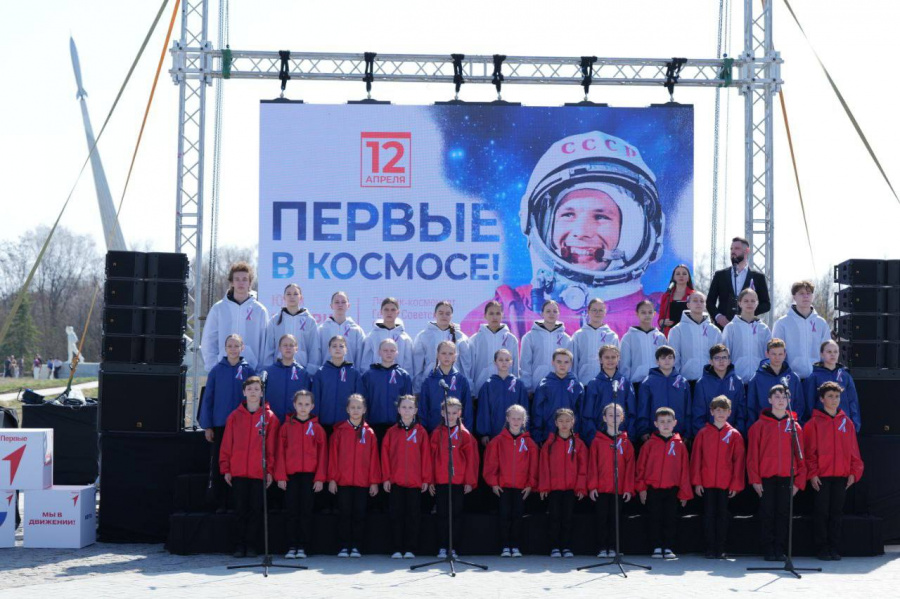  В День космонавтики Роман Бусаргин возложил цветы к памятнику Юрия Гагарина 