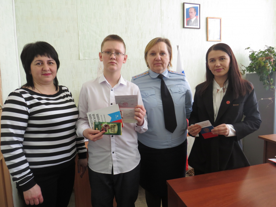 Сотрудники полиции совместно с Российским движением детей и молодежи «Движение первых» провели торжественное вручение паспортов