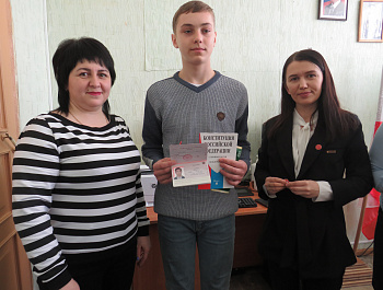 Сотрудники полиции совместно с Российским движением детей и молодежи «Движение первых» провели торжественное вручение паспортов