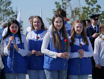  В День космонавтики Роман Бусаргин возложил цветы к памятнику Юрия Гагарина 