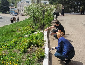 Сотрудники администрации района приняли участие в  акции "Чистый четверг"