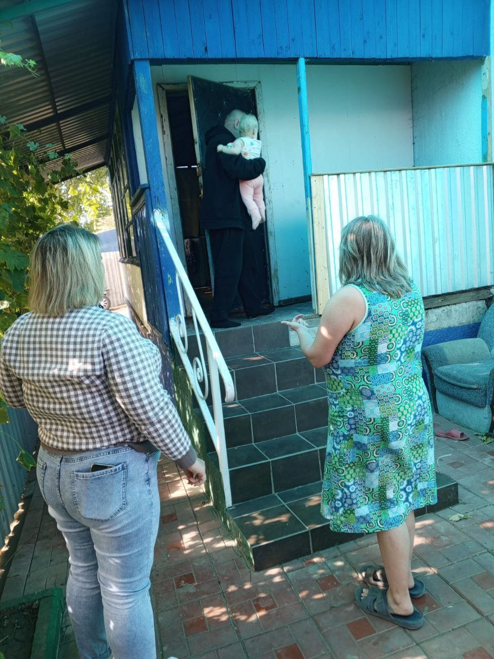 Врип главы администрации Старожуковского МО Светлана Осипова совместно с участковым уполномоченным А. М. Бутуниным и учителем русского языка и литературы М. И. Абрамовой посетили многодетную семью