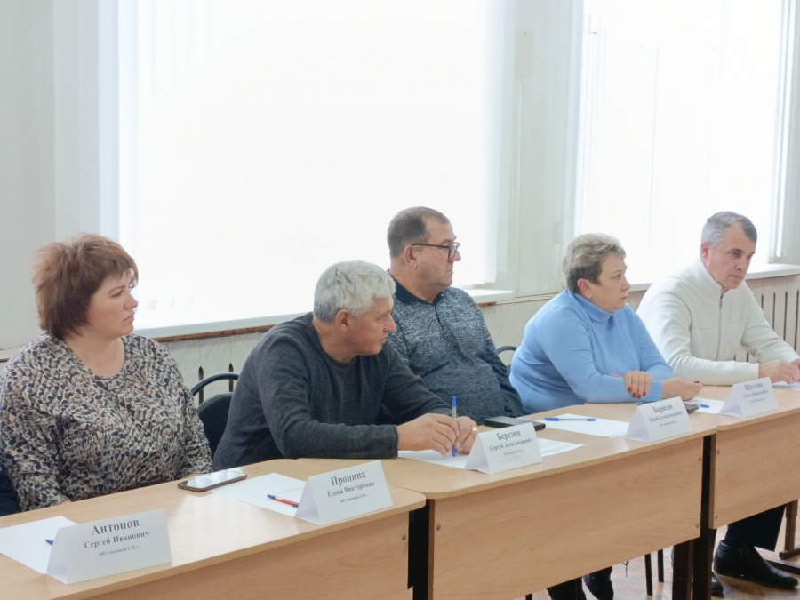 Сегодня в зале заседаний администрации района прошла встреча с предпринимателями, осуществляющими свою деятельность на территории нашего края, на которой обсуждались вопросы неформальной занятости и меры борьбы с этим негативным явлением Сегодня в зале заседаний администрации района прошла встреча с предпринимателями, осуществляющими свою деятельность на территории нашего края, на которой обсуждались вопросы неформальной занятости и меры борьбы с этим негативным явлением