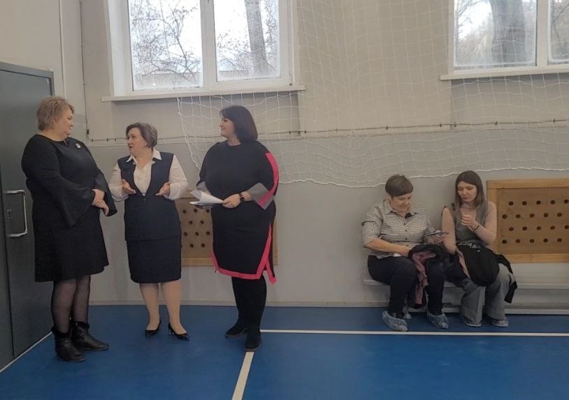 Глава района Н.В. Трошина посетила спортивное мероприятие, которое проходило на базе школы № 2 р.п. Базарный Карабулак, где прошли увлекательные эстафеты среди учащихся начальных классов