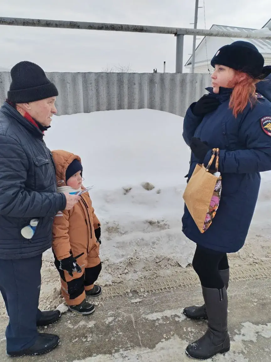 Сотрудники полиции проводят беседы по профилактике мошенничества