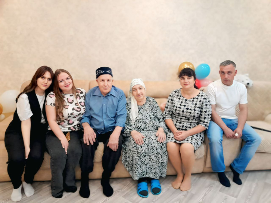 Сегодня, в Международный день семьи, заместитель главы администрации Яковлевского МО Тугушев Д.Ш., библиотекарь сельской библиотеки-филиала совместно с работниками культуры побывали в гостях у семьи Тугушевых. Харис Хусяинович и Сафура Ахметсафиновна 