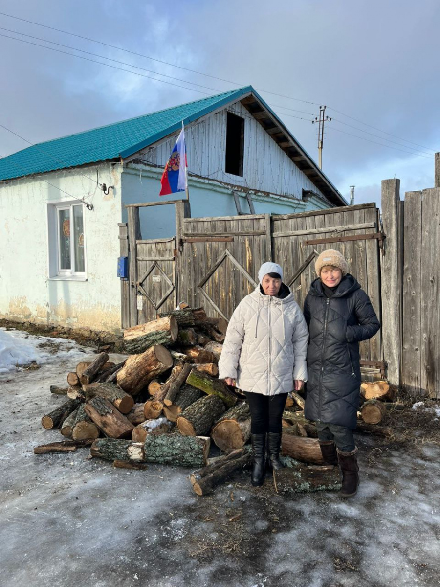 При поддержке главы Старожуковского МО Савельева С. А. и депутата Старожуковского МО Шарова А. А. по просьбе жительницы с. Вязовка Светланы И. были приобретены и доставлены дубовые дрова