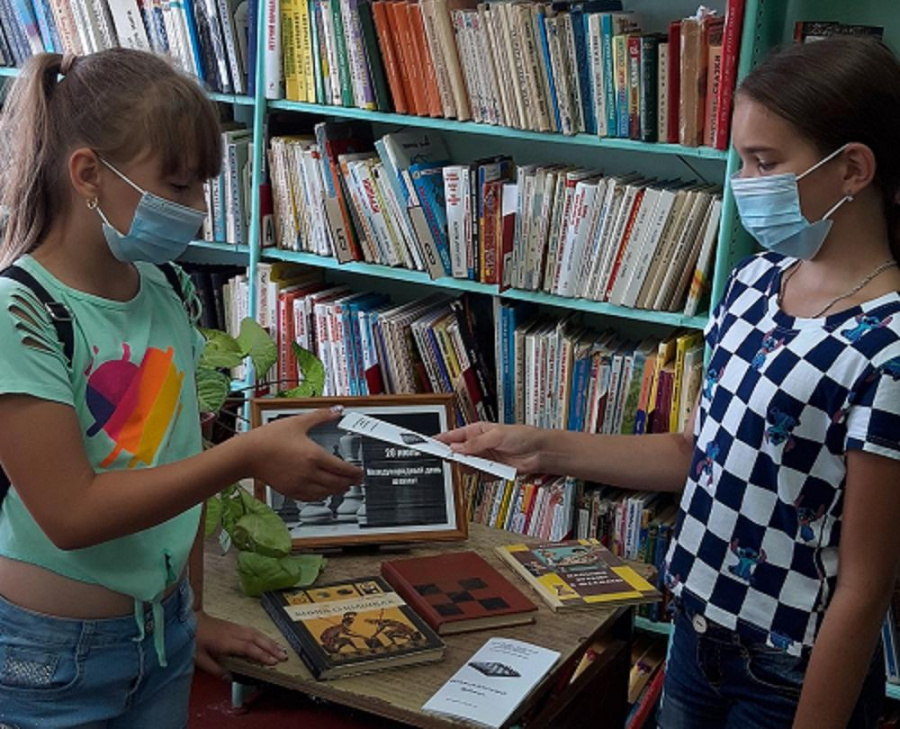 «Шах и мат»                                                                                                            Книжная выставка