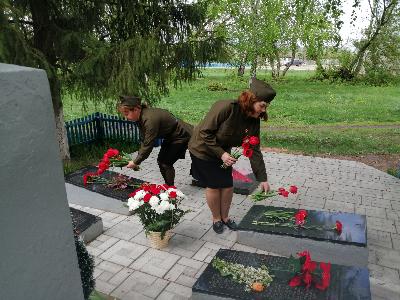 Сотрудники Липовского СДК возложили цветы к Памятнику воинов, погибших в годы Великой Отечественной войны. 