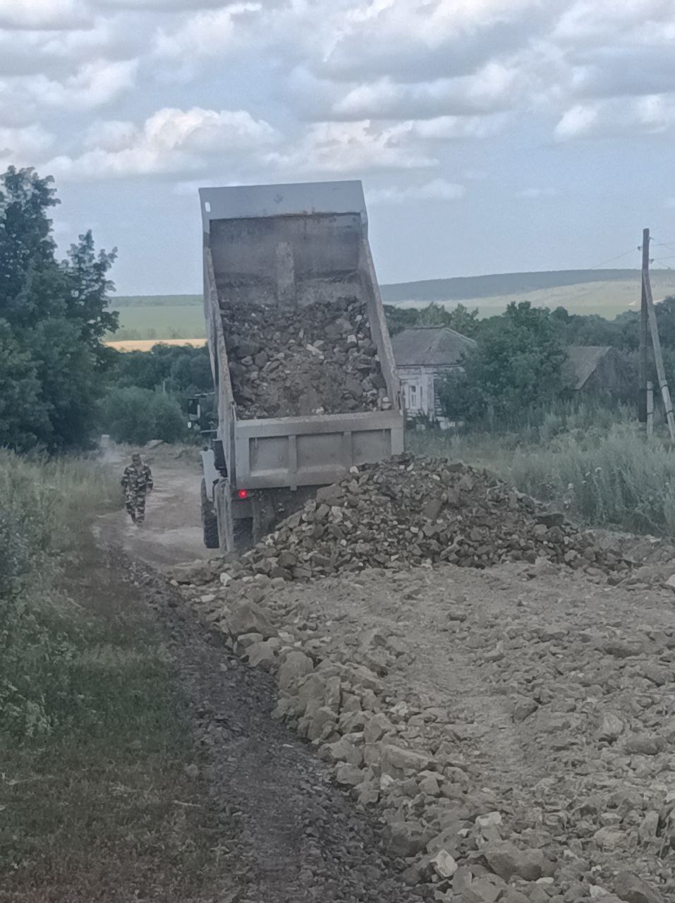 Врип главы администрации Старожуковского МО проконтролировала отсыпку сельских дорог