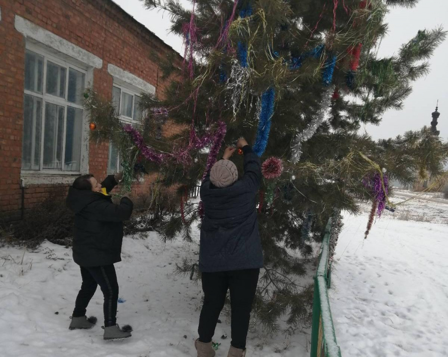 На базе Репьёвского СДК состоялось мероприятие под названием «Укрась ёлку».