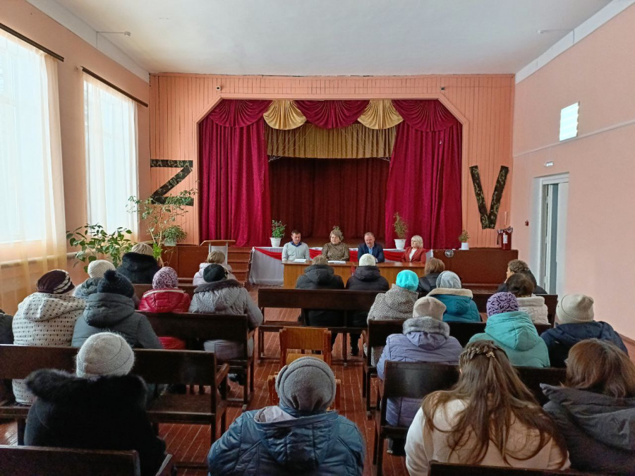 Выступая перед собравшимися жителями села Большая Чечуйка, глава района Н.В. Трошина рассказала о различных проектах, успешно реализованных на территории района в минувшем году