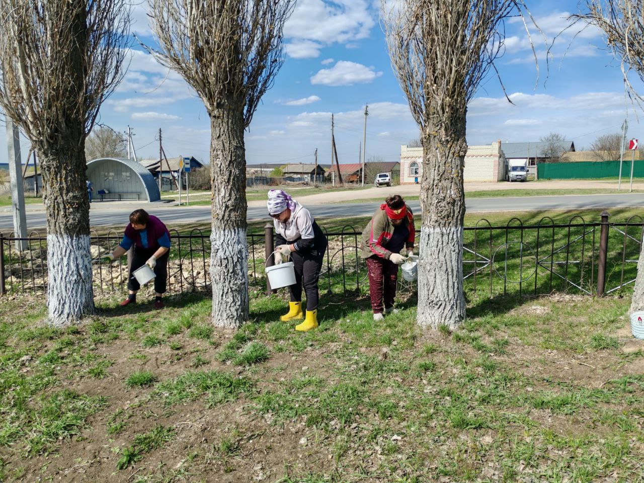В Старожуковском МО проведены мероприятия по благоустройству парковой зоны с. Старая Жуковка, в которых приняли участие работники администрации, соц.работники, работник библиотеки, СДК
