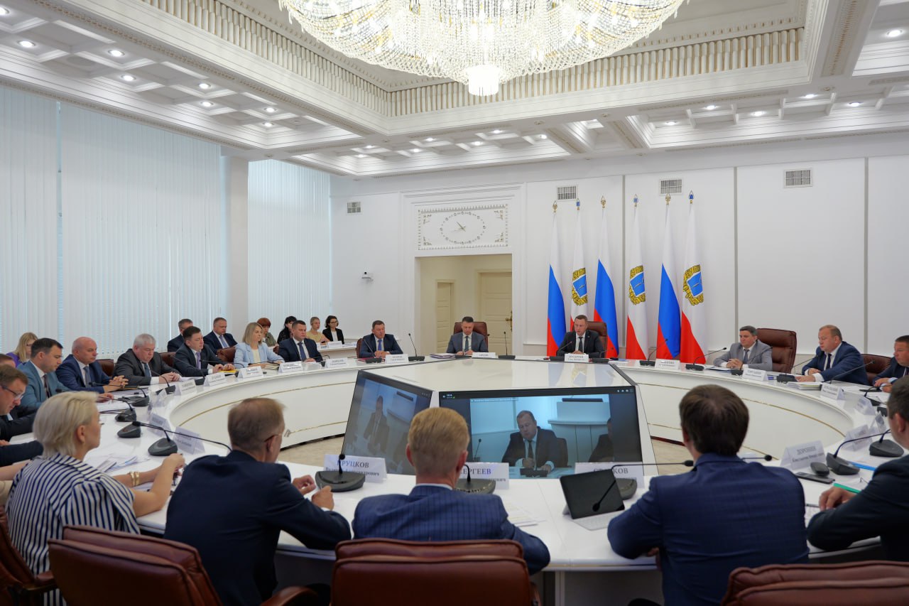 Губернатор Роман Бусаргин провел постоянно действующее совещание с зампредами и министрами Правительства области, а также главами районов