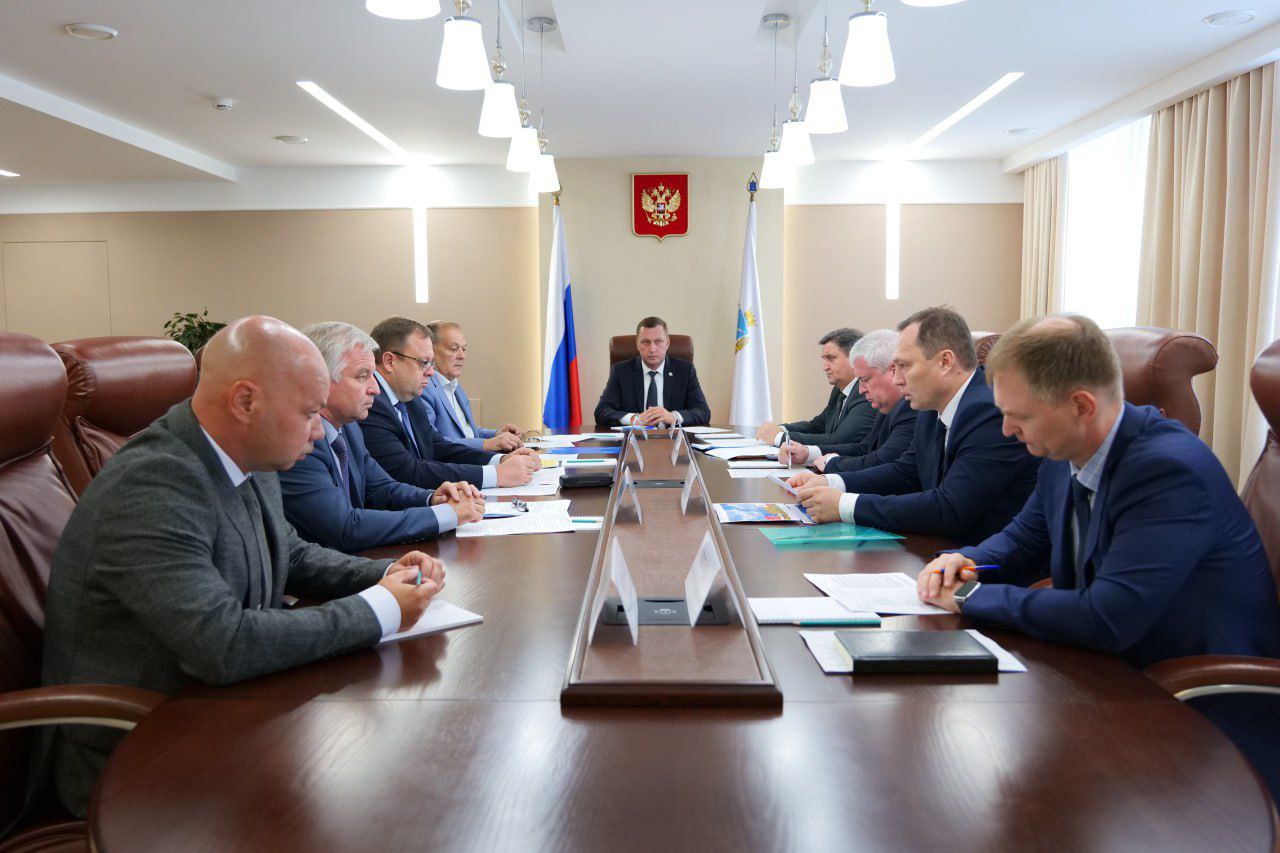 Губернатор Саратовской области Роман Бусаргин провел совещание с профильным блоком правительства, на котором обсудили взаимодействие региона с подшефным Сватовским муниципальным округом Луганской Народной Республики