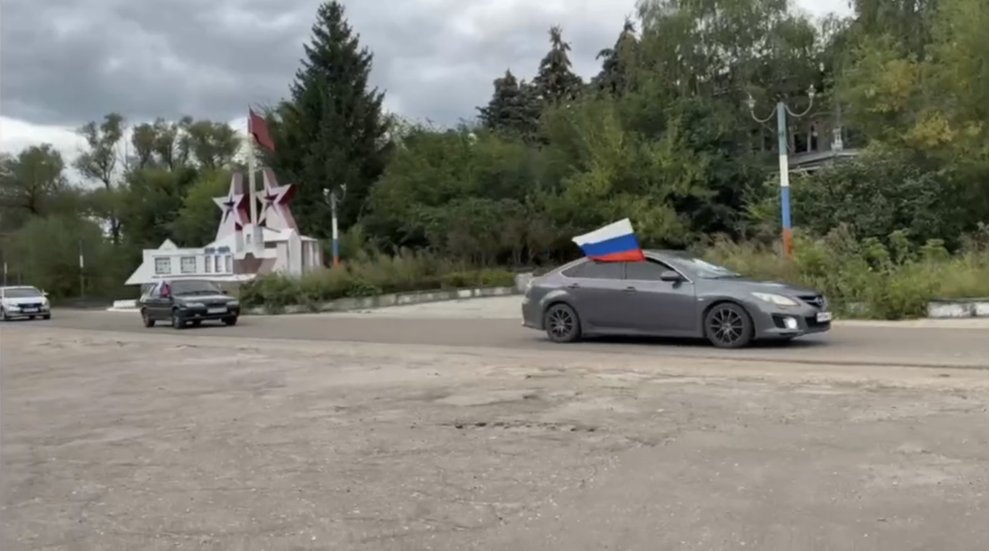 Работники Старобурасского СДК приняли участие в автопробеге ко Дню Государственного флага России