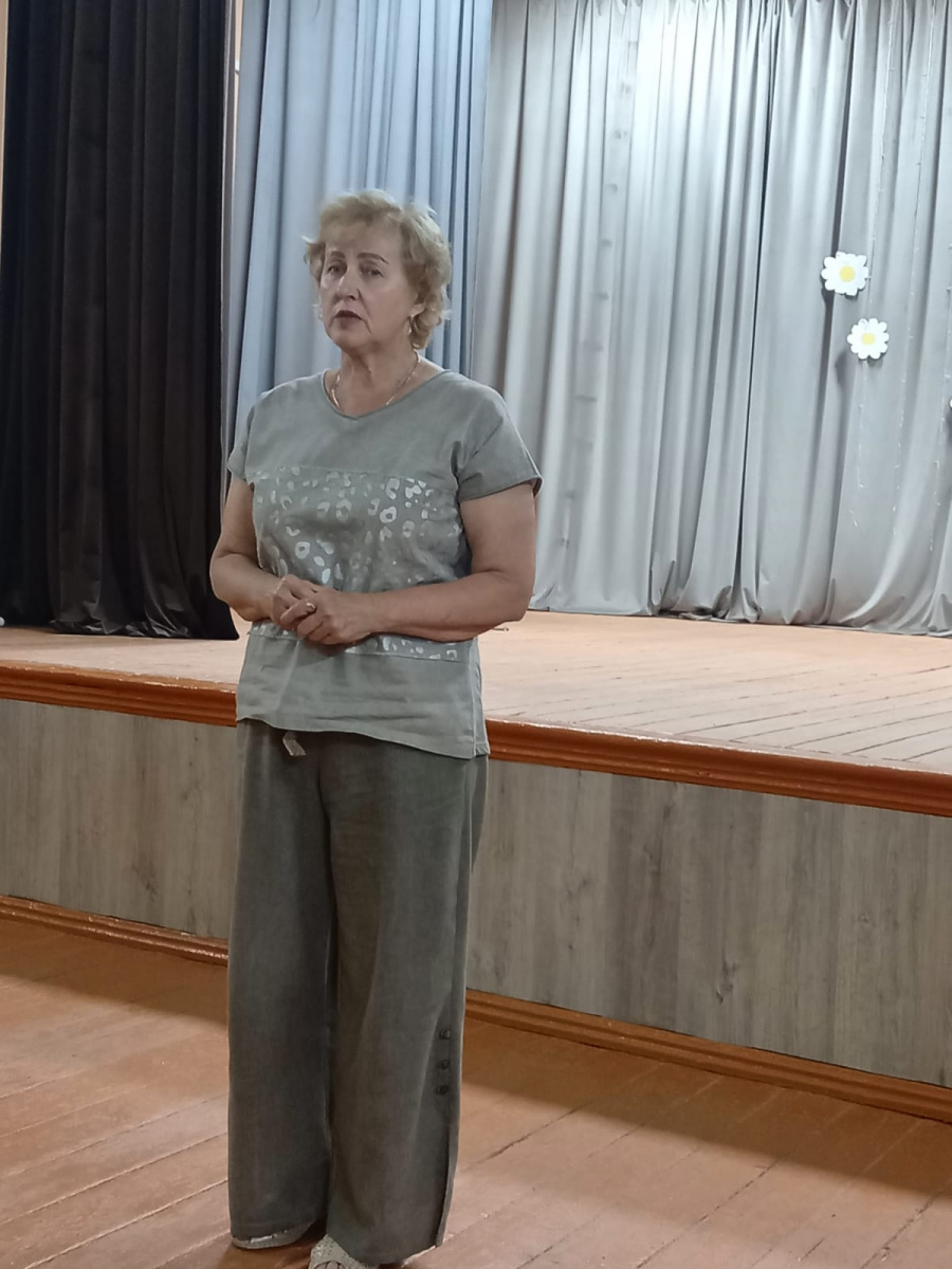 10 июня ко Дню России в СДК с. Тепляковка состоялся праздничный концерт «Три цвета Родины моей!»