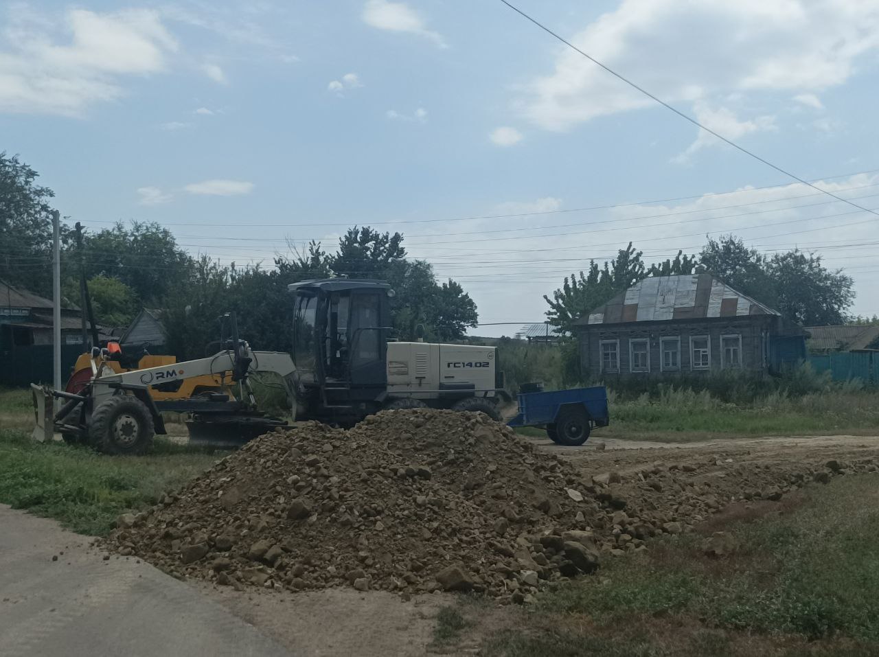 Врип главы администрации Старожуковского муниципального образования С.Г. Осипова проконтролировала работы по отсыпке дорог в с. Старая Жуковка