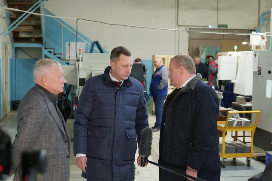 В День саратовских авиастроителей Губернатор Роман Бусаргин посетил производственные площадки завода «Сокол» В День саратовских авиастроителей Губернатор Роман Бусаргин посетил производственные площадки завода «Сокол»