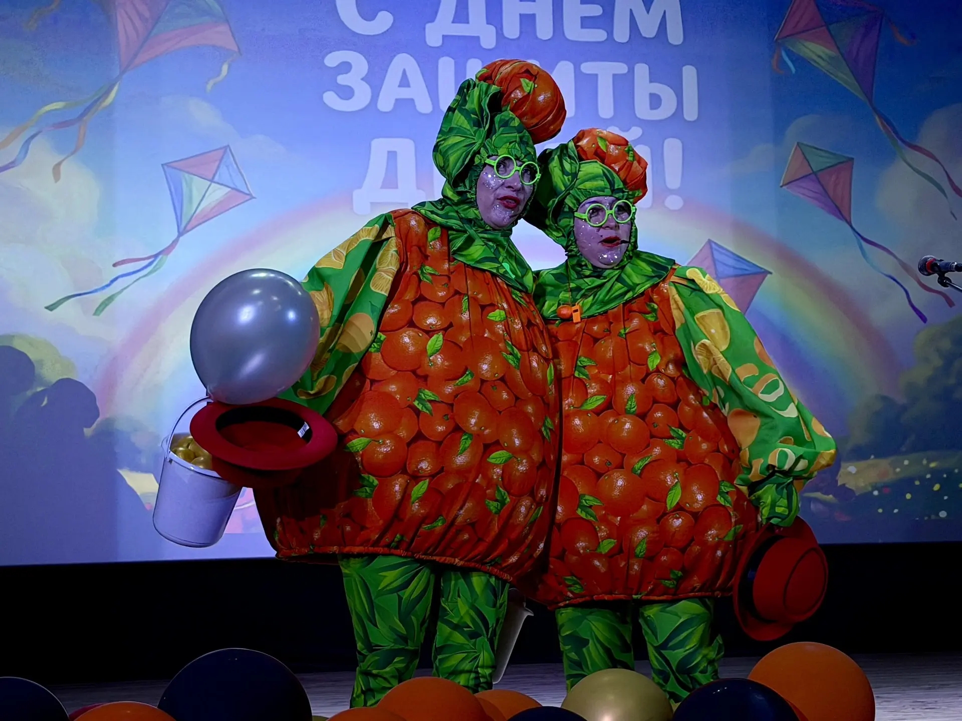 Яркий старт лету дали коллектив районного Дома культуры, музея, библиотеки и ДДТ, устроив в РДК незабываемый праздник «Здравствуй, ЛЕТО» ко Дню защиты детей!