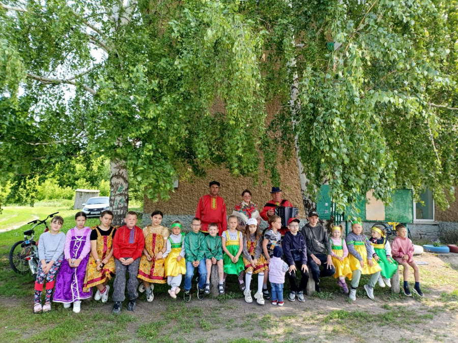 На базе Ключевского СДК провели фольклорно - игровую программу "Русская березка - символ Родины моей".