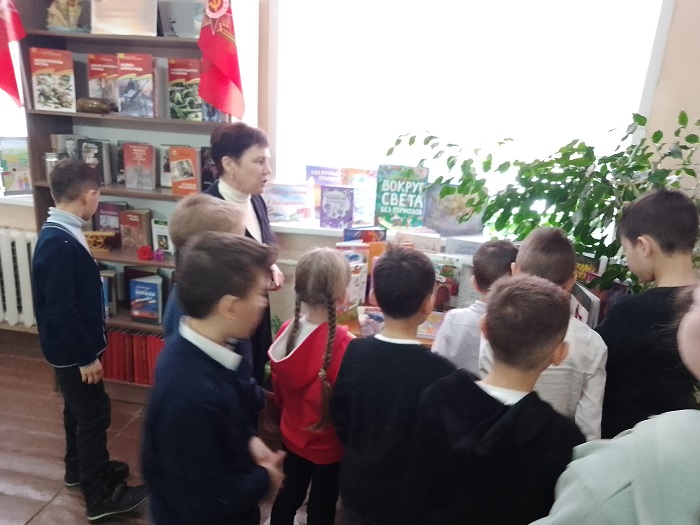 «Книги - новосёлы»                                                                                                                                      Беседа – обзор у книжной выставки