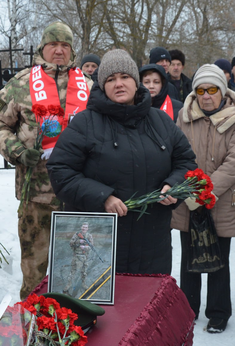 Заместитель главы администрации района по социальной сфере Юлия Евдокимова приняла участие в церемонии прощания с участником специальной военной операции  Денисом Красавиным