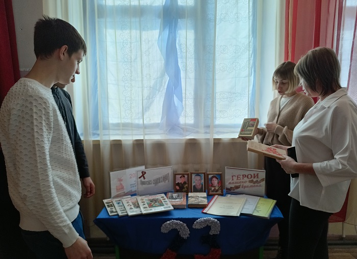 "Прикоснись сердцем к подвигу"                                                                                                    Книжно -фото - иллюстративная экспозиция