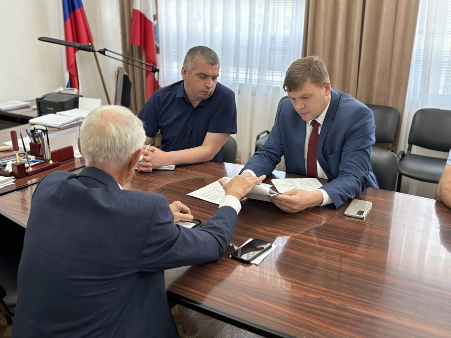Сегодня по поручению губернатора Саратовской области Романа Бусаргина глава района Андрей Кушнарёв провёл приём граждан по широкому кругу вопросов