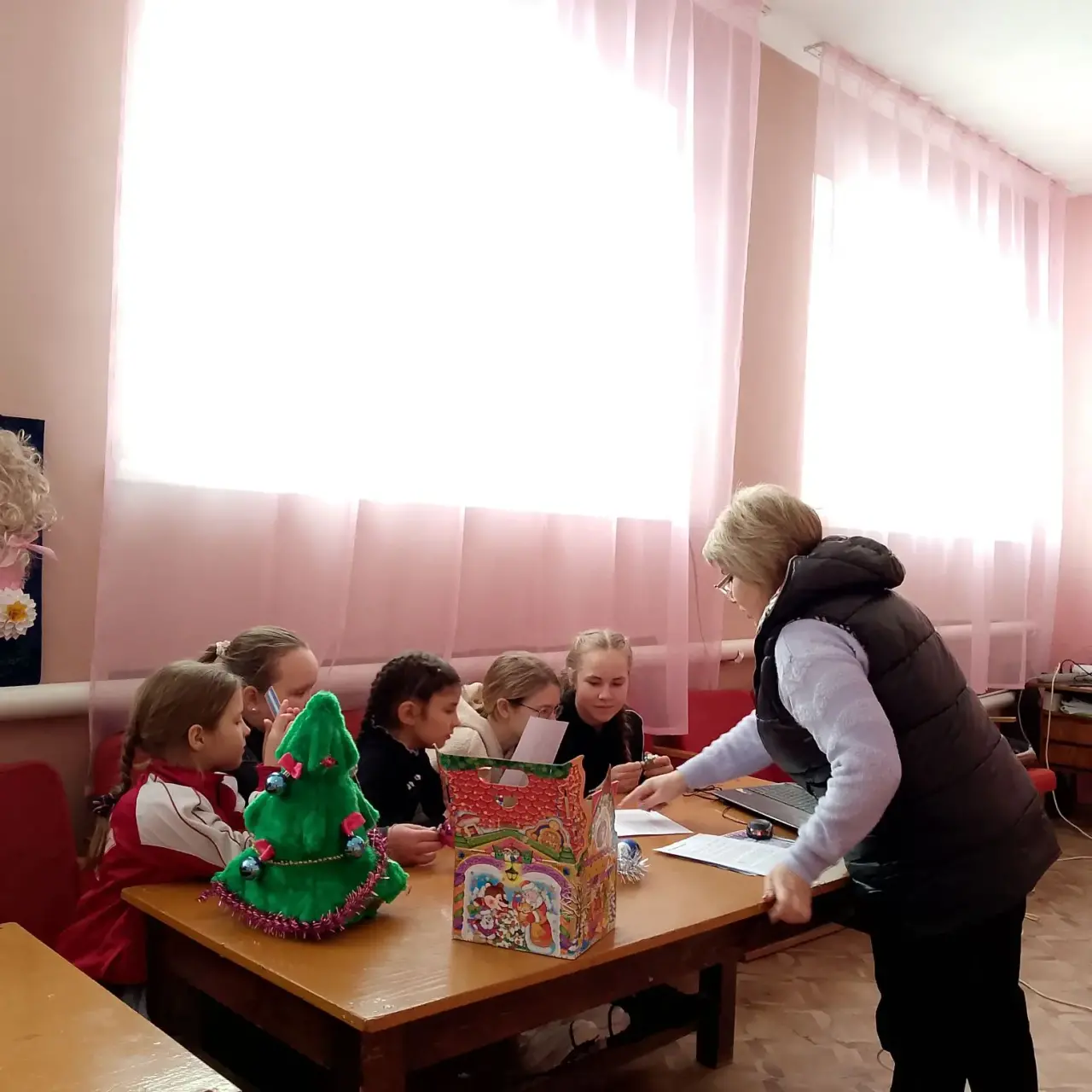 На базе Максимовского СДК прошла беседа на тему "Новогодние семейные традиции разных народов России" к году единства народов России, которая посвящена истории и традициям празднования Нового года во всех уголках нашей необъятной Родины, России