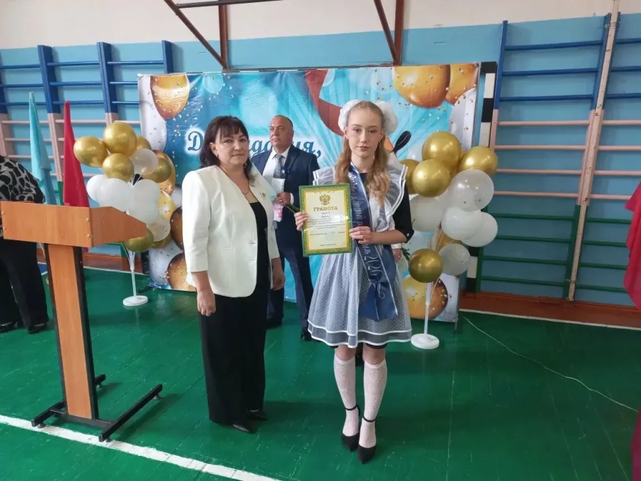 Врип главы администрации Старобурасского МО Ирина Чернышова посетила торжественную линейку, посвящённую последнему звонку