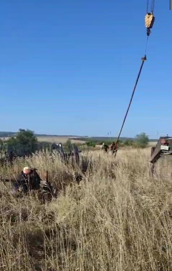 Сегодня под руководством врип главы администрации Старожуковского муниципального образования Светланы Осиповой в с. Вязовка провели ремонтные работы по замене насоса на водяной башне.