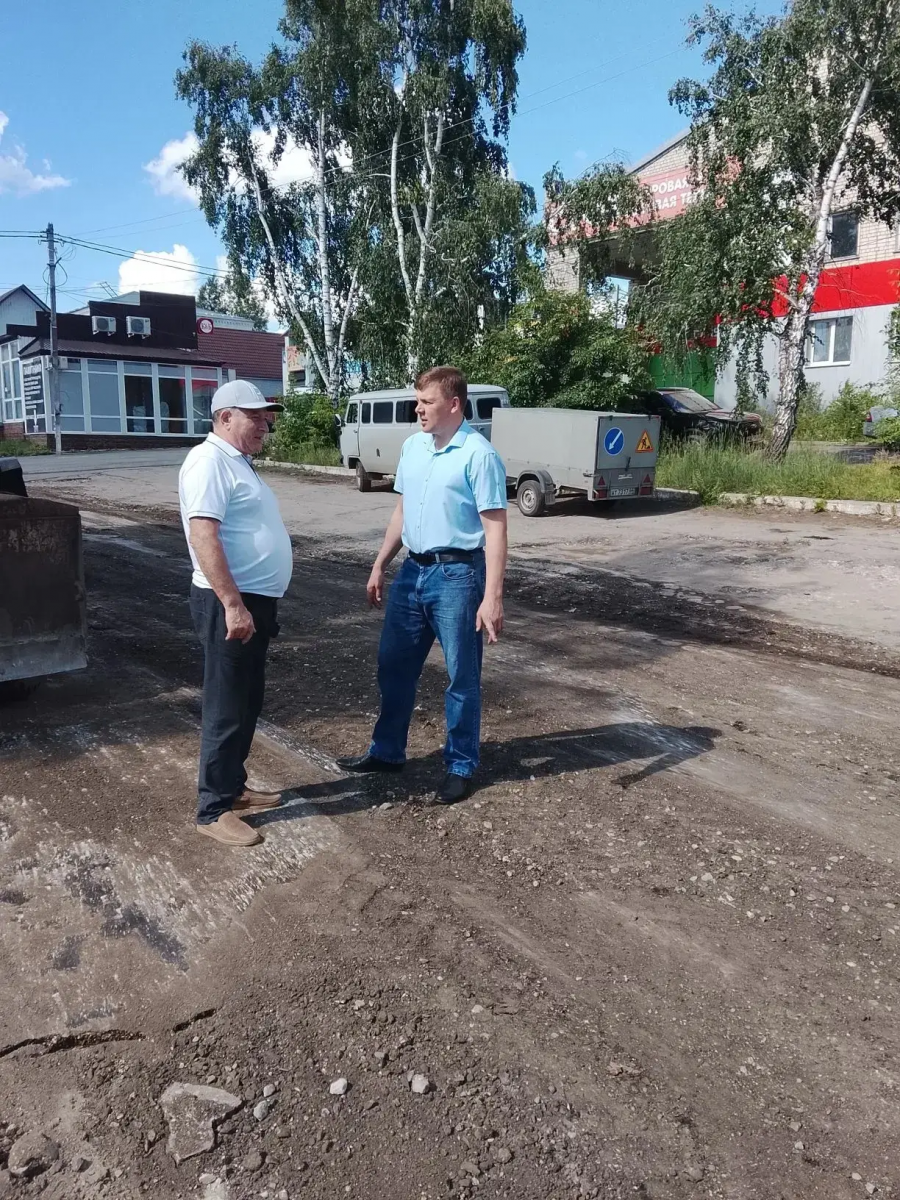 Глава района Андрей Кушнарёв проконтролировал дорожные работы в Базарном Карабулаке