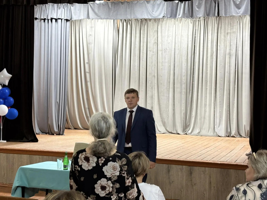 Глава района Андрей Кушнарёв на встрече с жителями с. Тепляковка прокомментировал вопрос о косметическом ремонте ФАПа