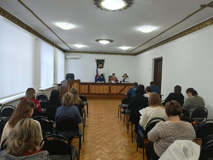 Сегодня в администрации района прошло очередное заседание комиссии по делам несовершеннолетних и защите их прав
