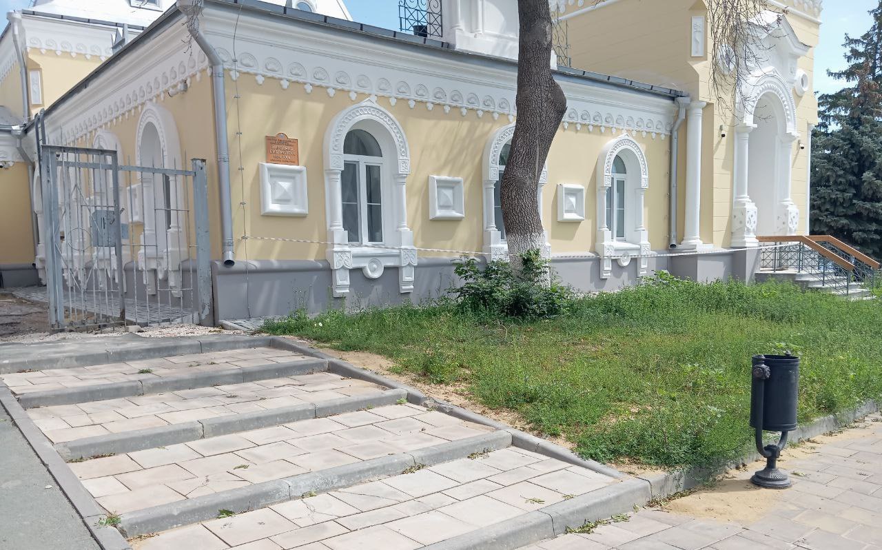 Началось благоустройство территории детской школы искусств в Вольске