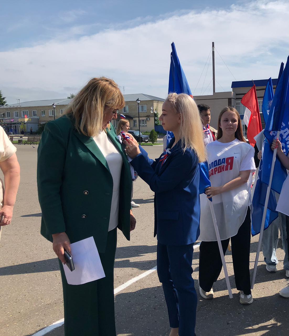 В рамках празднования Дня России, культорганизатор РДК Карина Березина провела акцию по раздаче ленточек, которые по цветовой гамме аналогичны флагу России