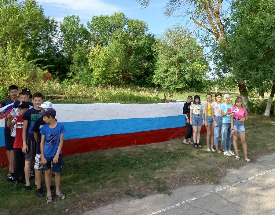 «Гордо рее флаг России»