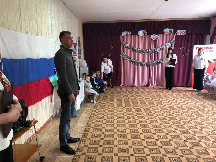 Глава администрации Р.Г. Тугушев поздравил всех присутствующих с наступающим праздником Великой Победы