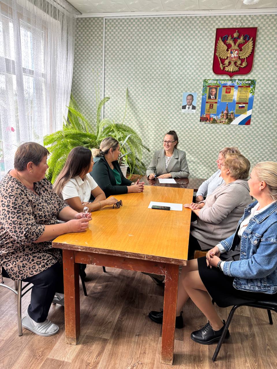 По поручению главы администрации Максимовского муниципального образования Татьяны Брагиной её заместитель Наталья Лопатникова в администрации с. Сухой Карабулак провела заседание постоянно действующего совещания со следующей повесткой дня: 