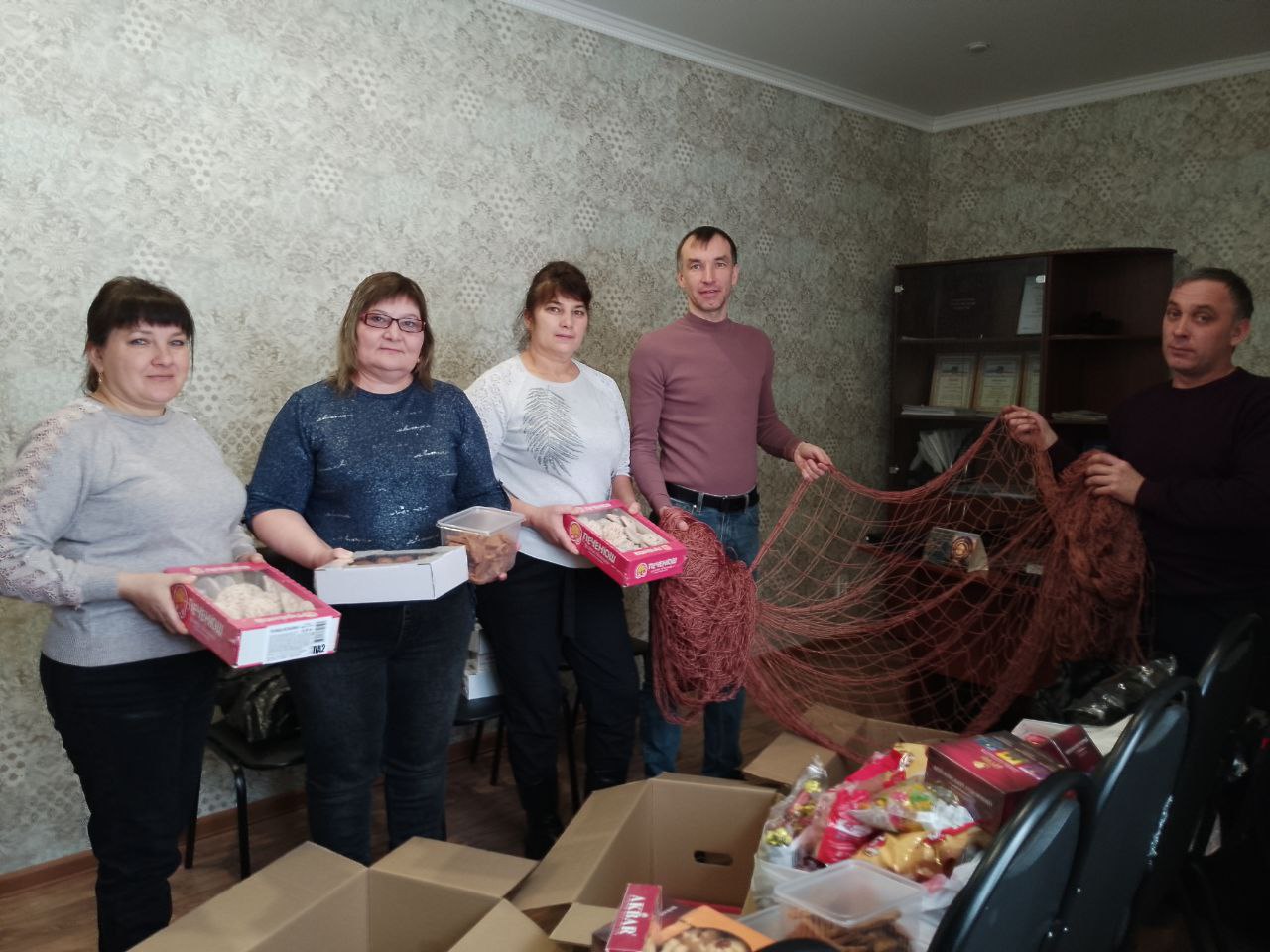 Под руководством главы администрации Яковлевского муниципального образования Тугушева Р.Г., совместно с работниками администрации ,школы, детского сада, ФАПа, отделения связи, работниками библиотеки,  культуры, депутатами, а также работниками ГАУ СО КЦСОН