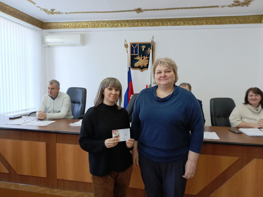 Во время сегодняшнего заседания глава района Н.В. Трошина со словами поздравлений и благодарности за активную жизненную позицию вручила золотые знаки отличия