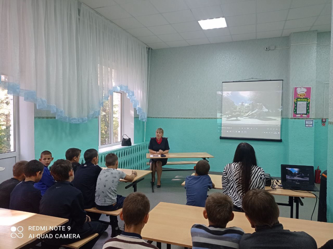 Сотрудники Госавтоинспекции проводят профилактические беседы, по безопасности дорожного движения в рамках Всероссийской Недели безопасности дорожного движения
