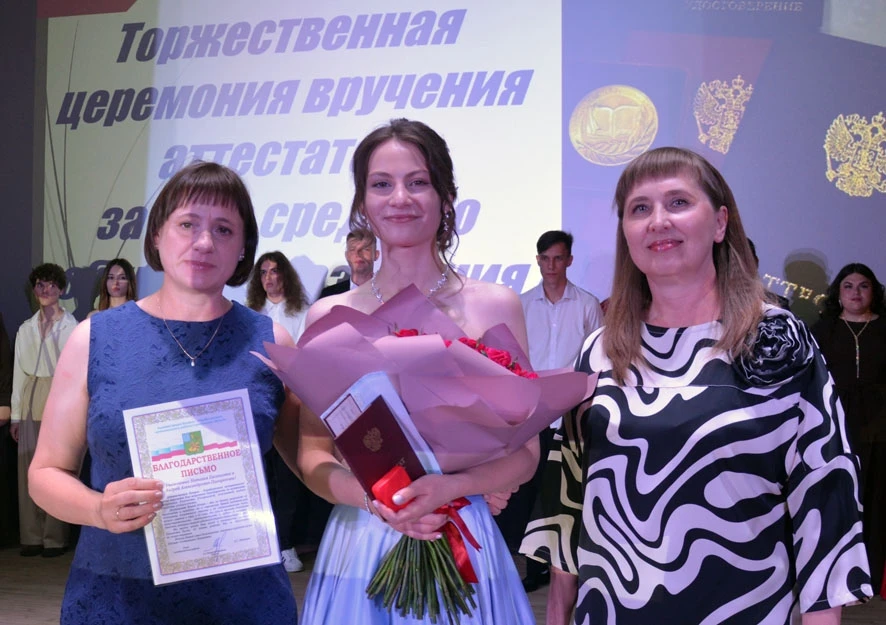 Начальник управления образования Елена Симонова посетила выпускной вечер в СОШ №1 Базарного Карабулака