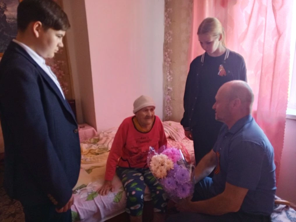 Глава администрации Свободинского муниципального образования Сергей Панкратов в преддверии Дня Победы навестил труженицу тыла Нину Яковлевну Смирнову