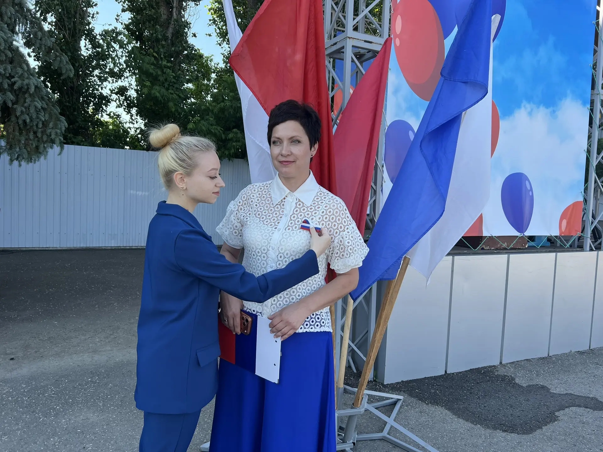 В преддверии Дня России, культорганизатор РДК Карина Березина провела акцию по раздаче ленточек, которые по цветовой гамме аналогичны флагу России
