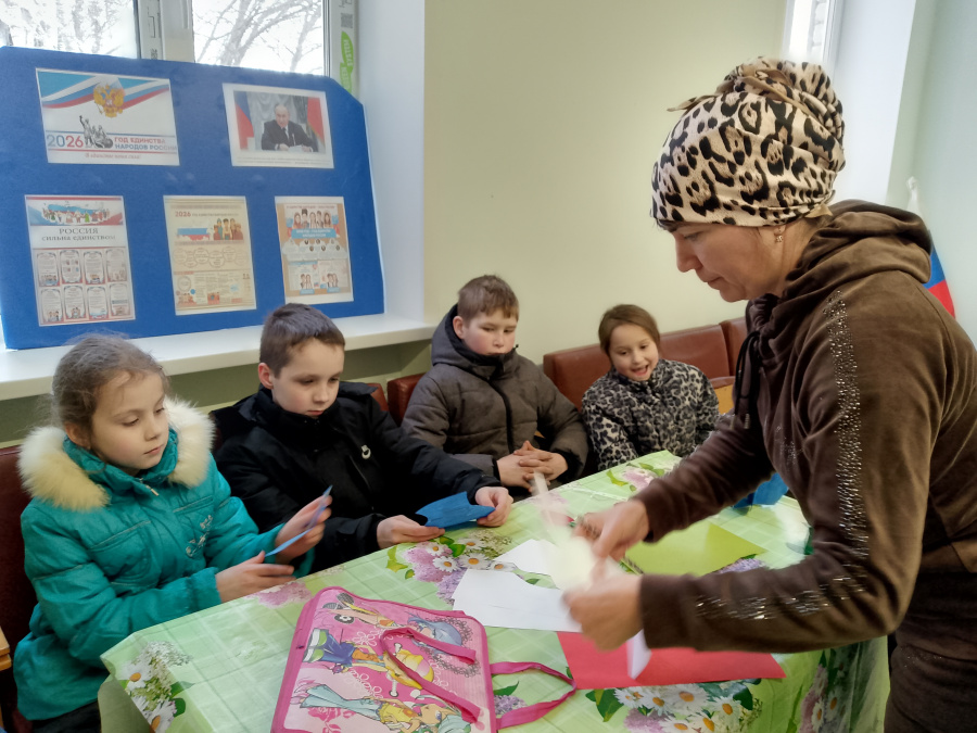 На базе Белогорского СДК прошел мастер-класс по изготовлению тюльпанов "Букет для мамы"