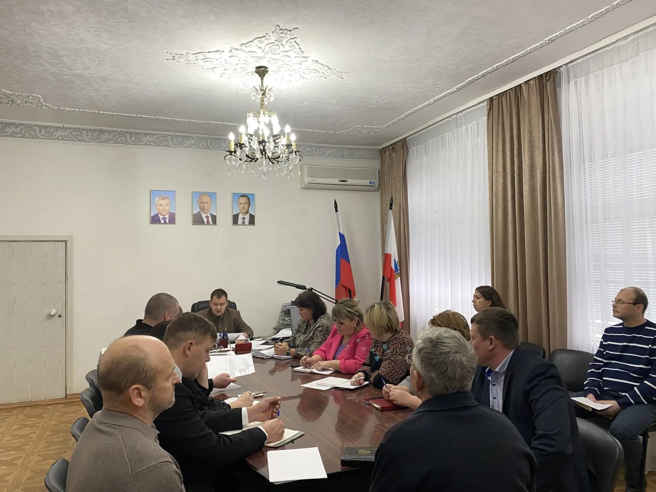Рабочий день глава района Артём Курочкин продолжил встречей с главами администраций муниципальных образований